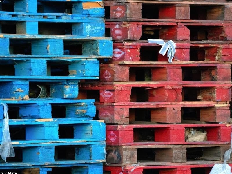 Export pallet stack with laminated boards for sea freight